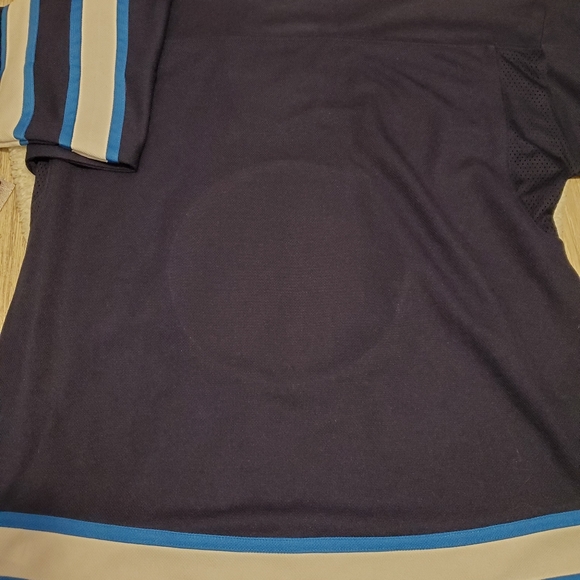 BNWT Youth XL official Winnipeg Jets Jersey - Picture 8 of 8